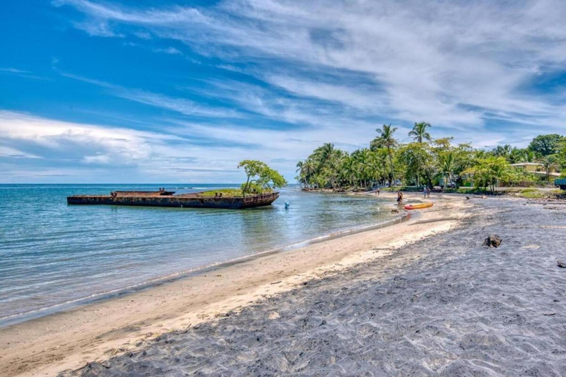 Oceanfront House With Ac, Fast Wifi At Beachbreak